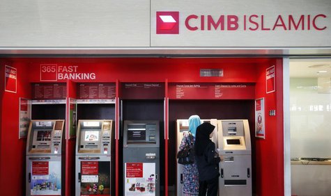 People withdraw cash from an automatic teller machine at a CIMB Islamic branch in Sepang outside Kuala Lumpur August 26, 2013. REUTERS/Bazuk People withdraw cash from an automatic teller machine at a CIMB Islamic branch in Sepang outside Kuala Lumpur August 26, 2013. REUTERS/Bazuk