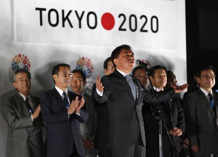 Governor of Tokyo Naoki Inose (C) announces to visitors Tokyo's successful bid to host the 2020 Summer Olympics and Paralympics during an ev Governor of Tokyo Naoki Inose (C) announces to visitors Tokyo's successful bid to host the 2020 Summer Olympics and Paralympics during an ev