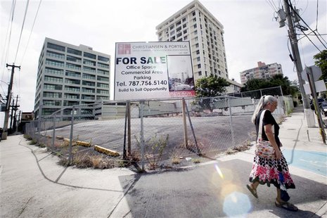 A billboard announces office space and parking for sale in San Juan, August 31, 2013. REUTERS/Alvin Baez A billboard announces office space and parking for sale in San Juan, August 31, 2013. REUTERS/Alvin Baez