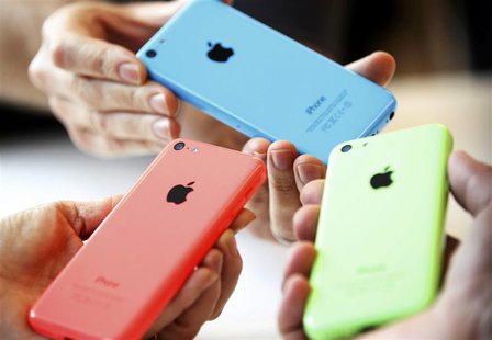 People check out several versions of the new iPhone 5C after Apple Inc's media event in Cupertino, California September 10, 2013. REUTERS/St People check out several versions of the new iPhone 5C after Apple Inc's media event in Cupertino, California September 10, 2013. REUTERS/St