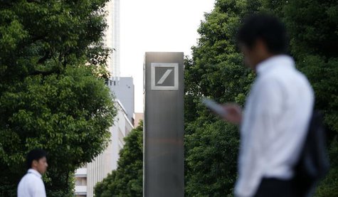 Men walk past a logo of Deutsche Bank AG in Tokyo September 9, 2013. REUTERS/Toru Hanai Men walk past a logo of Deutsche Bank AG in Tokyo September 9, 2013. REUTERS/Toru Hanai