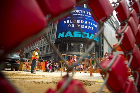 Construction crew work outside the Nasdaq MarketSite in New York's Times Square, August 23, 2013. REUTERS/Andrew Kelly Construction crew work outside the Nasdaq MarketSite in New York's Times Square, August 23, 2013. REUTERS/Andrew Kelly