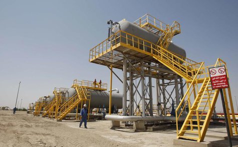 Iraqi workers walk through the Nassiriya oilfield in Nassiriya, 300 km (185 miles) southeast of Baghdad,September 8, 2012. REUTERS/Atef Hass Iraqi workers walk through the Nassiriya oilfield in Nassiriya, 300 km (185 miles) southeast of Baghdad,September 8, 2012. REUTERS/Atef Hass