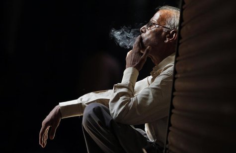 A daily wage labourer smokes as he waits for an employer in the old quarters of Delhi, April 29, 2010. REUTERS/Adnan Abidi A daily wage labourer smokes as he waits for an employer in the old quarters of Delhi, April 29, 2010. REUTERS/Adnan Abidi