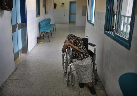 A wheelchair-bound Palestinian woman waits to undergo kidney dialysis at al-Shifa hospital in Gaza City September 12, 2013. REUTERS/Suhaib S A wheelchair-bound Palestinian woman waits to undergo kidney dialysis at al-Shifa hospital in Gaza City September 12, 2013. REUTERS/Suhaib S