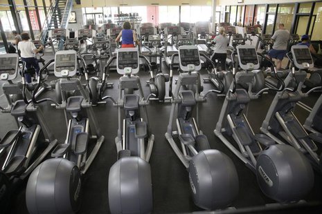 Clients work out on machines at the Bally Total Fitness facility in Arvada, Colorado June 15, 2009. REUTERS/Rick Wilking Clients work out on machines at the Bally Total Fitness facility in Arvada, Colorado June 15, 2009. REUTERS/Rick Wilking