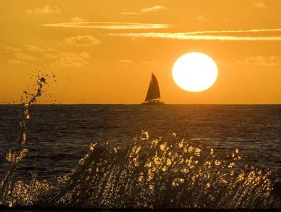 The sun sets on Waikiki Beach in Honolulu, Hawaii January 2, 2010. REUTERS/Larry Downing The sun sets on Waikiki Beach in Honolulu, Hawaii January 2, 2010. REUTERS/Larry Downing