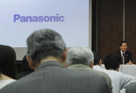 Panasonic Corp's President, Kazuhiro Tsuga (R), speaks during a news conference at the company's office in Tokyo March 28, 2013. REUTERS/Yuy Panasonic Corp's President, Kazuhiro Tsuga (R), speaks during a news conference at the company's office in Tokyo March 28, 2013. REUTERS/Yuy