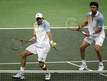 Argentina's Horacio Zeballos (R) watches his teammate Carlos Berlocq return a shot to Czech Republic's Radek Stepanek and Tomas Berdych duri Argentina's Horacio Zeballos (R) watches his teammate Carlos Berlocq return a shot to Czech Republic's Radek Stepanek and Tomas Berdych duri