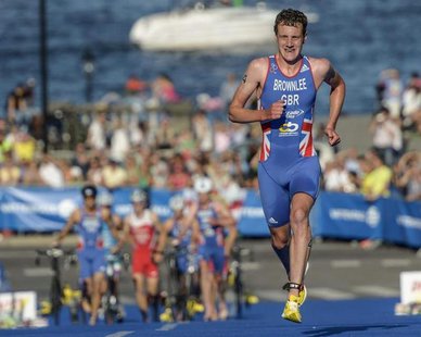 Britain's Alistair Brownlee runs on his way to winning the ITU World Triathlon elite race for men in Stockholm City August 25, 2013. REUTERS Britain's Alistair Brownlee runs on his way to winning the ITU World Triathlon elite race for men in Stockholm City August 25, 2013. REUTERS