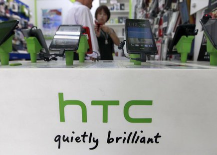 Customers look at HTC smartphones in a mobile phone shop in Taipei July 30, 2013. REUTERS/Pichi Chuang Customers look at HTC smartphones in a mobile phone shop in Taipei July 30, 2013. REUTERS/Pichi Chuang