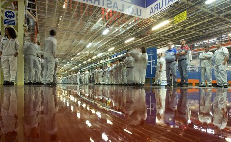 Workers stand as they wait for Fiat Chief Executive Sergio Marchionne at the carmaker's Sevelsud plant in Atessa, central Italy, July 9, 201 Workers stand as they wait for Fiat Chief Executive Sergio Marchionne at the carmaker's Sevelsud plant in Atessa, central Italy, July 9, 201