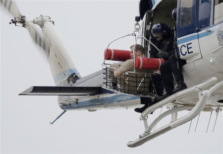 A helicopter pulls up an evacuee as it hovers over a rooftop on the Washington Navy Yard campus in Washington, September 16, 2013. REUTERS/J A helicopter pulls up an evacuee as it hovers over a rooftop on the Washington Navy Yard campus in Washington, September 16, 2013. REUTERS/J