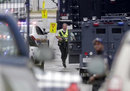 A law enforcement officer responds to the scene of a shooting at the Washington Navy Yard in Washington, September 16, 2013. REUTERS/Jason R A law enforcement officer responds to the scene of a shooting at the Washington Navy Yard in Washington, September 16, 2013. REUTERS/Jason R