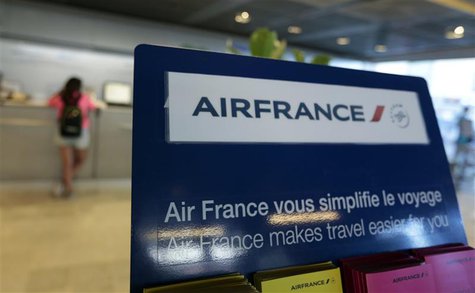 Passengers check-in at an Air France counter in Nice International airport in Nice July 31, 2013. REUTERS/Eric Gaillard Passengers check-in at an Air France counter in Nice International airport in Nice July 31, 2013. REUTERS/Eric Gaillard
