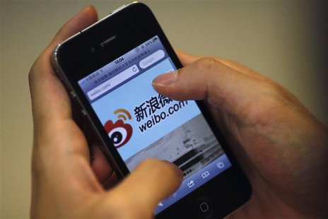 A man uses his phone to visit the Sina Weibo microblogging site in Shanghai, in this file picture taken May 29, 2012. REUTERS/Carlos Barria/ A man uses his phone to visit the Sina Weibo microblogging site in Shanghai, in this file picture taken May 29, 2012. REUTERS/Carlos Barria/