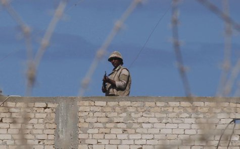 An Egyptian soldier guards the border between Egypt and southern Gaza Strip September 16, 2013. REUTERS/Ibraheem Abu Mustafa An Egyptian soldier guards the border between Egypt and southern Gaza Strip September 16, 2013. REUTERS/Ibraheem Abu Mustafa