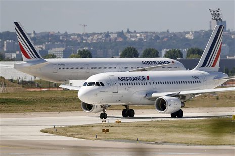 An Airbus A319 Air France passenger jet advances on the tarmac before taking off at Orly airport, near Paris, August 20 2013. REUTERS/Charle An Airbus A319 Air France passenger jet advances on the tarmac before taking off at Orly airport, near Paris, August 20 2013. REUTERS/Charle