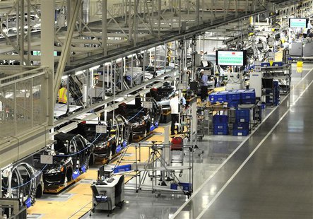 Volkswagen employees work on the assembly line of the 2012 VW Passat in Chattanooga Tennessee, December 1, 2011. REUTERS/Billy Weeks Volkswagen employees work on the assembly line of the 2012 VW Passat in Chattanooga Tennessee, December 1, 2011. REUTERS/Billy Weeks