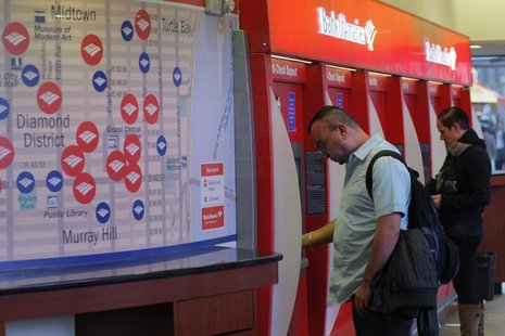 People use an ATM at a Bank of America's branch in New York October 24, 2012. REUTERS/Eduardo Munoz People use an ATM at a Bank of America's branch in New York October 24, 2012. REUTERS/Eduardo Munoz