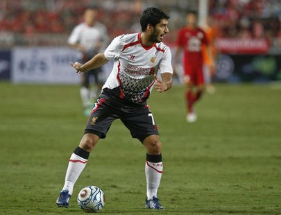 Liverpool's Luis Suarez controls the ball against Thailand's national soccer team during a friendly soccer match at Ratchamangkala Stadium i Liverpool's Luis Suarez controls the ball against Thailand's national soccer team during a friendly soccer match at Ratchamangkala Stadium i