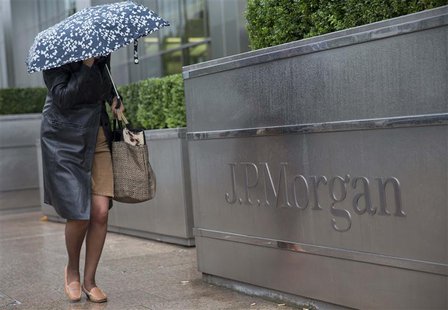 A pedestrian walks past the Canary Wharf offices of JP Morgan in London September 19, 2013. REUTERS/Neil Hall A pedestrian walks past the Canary Wharf offices of JP Morgan in London September 19, 2013. REUTERS/Neil Hall