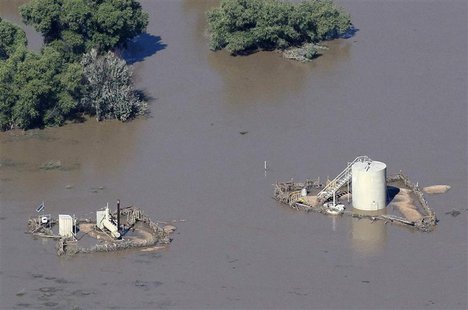 An oil well pad is surrounded by flood waters in Weld County, Colorado September 17, 2013. REUTERS/Rick Wilking An oil well pad is surrounded by flood waters in Weld County, Colorado September 17, 2013. REUTERS/Rick Wilking