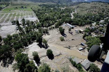 A rescue helicopter flies over Lyons, Colorado which was hard hit by flood waters September 17, 2013. REUTERS/Mark Leffingwell A rescue helicopter flies over Lyons, Colorado which was hard hit by flood waters September 17, 2013. REUTERS/Mark Leffingwell
