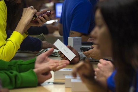 Customers purchase the iPhone 5s at the Apple retail store on Fifth Avenue in Manhattan, New York September 20, 2013. REUTERS/Adrees Latif Customers purchase the iPhone 5s at the Apple retail store on Fifth Avenue in Manhattan, New York September 20, 2013. REUTERS/Adrees Latif