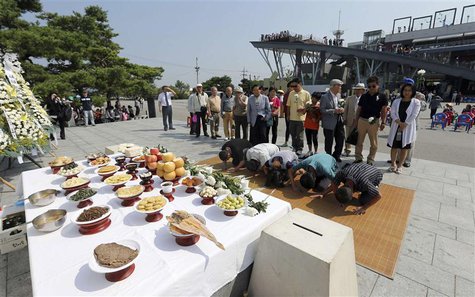 South Koreans, who were originally from North Korea, and their relatives hold a memorial service for their ancestors toward the North at Imj South Koreans, who were originally from North Korea, and their relatives hold a memorial service for their ancestors toward the North at Imj