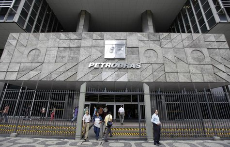 People enter and leave the headquarters building of Brazilian state oil company Petrobras in Rio de Janeiro September 24, 2010. REUTERS/Brun People enter and leave the headquarters building of Brazilian state oil company Petrobras in Rio de Janeiro September 24, 2010. REUTERS/Brun