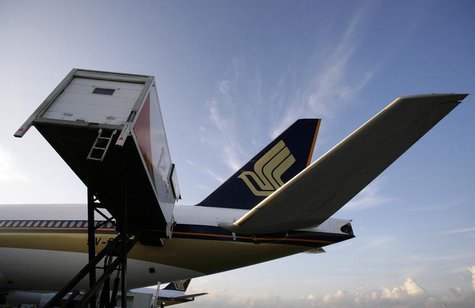 A catering truck parks next to a Singapore Airlines (SIA) aircraft at Changi Airport in Singapore May 13, 2009. REUTERS/Vivek Prakash A catering truck parks next to a Singapore Airlines (SIA) aircraft at Changi Airport in Singapore May 13, 2009. REUTERS/Vivek Prakash