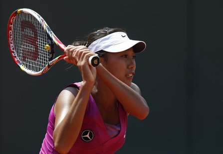 Zhang Shuai of China returns the ball to Angelique Kerber of Germany during the French Open tennis tournament at the Roland Garros stadium i Zhang Shuai of China returns the ball to Angelique Kerber of Germany during the French Open tennis tournament at the Roland Garros stadium i