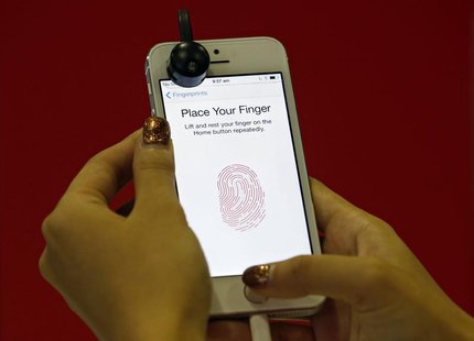 A promoter demonstrates the fingerprint scanner feature of the newly launched Apple iPhone 5S in Singapore September 20, 2013. REUTERS/Edgar A promoter demonstrates the fingerprint scanner feature of the newly launched Apple iPhone 5S in Singapore September 20, 2013. REUTERS/Edgar