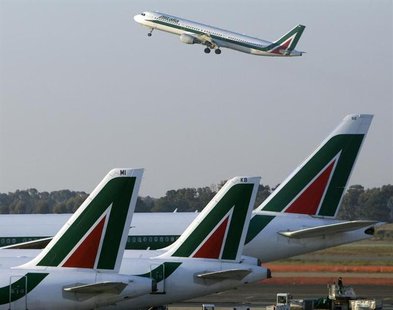 An Alitalia jet takes off over another three parked at Fiumicino airport in Rome December 23, 2008. REUTERS/Chris Helgren An Alitalia jet takes off over another three parked at Fiumicino airport in Rome December 23, 2008. REUTERS/Chris Helgren