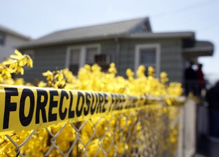 Police tape marked as a Foreclosure Free Zone is seen outside the foreclosed home of Marie Elie in Elmont, New York, April 9, 2009. REUTERS/ Police tape marked as a Foreclosure Free Zone is seen outside the foreclosed home of Marie Elie in Elmont, New York, April 9, 2009. REUTERS/