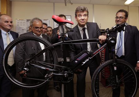 French Minister for Industrial Recovery Arnaud Montebourg (2ndR) and Gregory Trebaol (R), President of Easybike, stand with a prototype Sole French Minister for Industrial Recovery Arnaud Montebourg (2ndR) and Gregory Trebaol (R), President of Easybike, stand with a prototype Sole