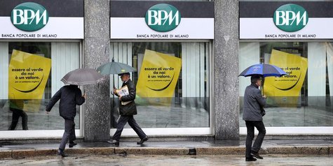 People walk in front of the Banca Popolare di Milano in Milan October 25, 2010. REUTERS/Paolo Bona People walk in front of the Banca Popolare di Milano in Milan October 25, 2010. REUTERS/Paolo Bona
