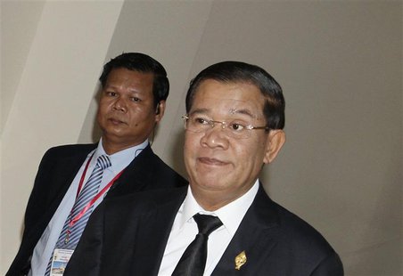 Prime Minister Hun Sen (R) arrives at the National Assembly for a meeting in central Phnom Penh September 24, 2013. REUTERS/Samrang Pring Prime Minister Hun Sen (R) arrives at the National Assembly for a meeting in central Phnom Penh September 24, 2013. REUTERS/Samrang Pring