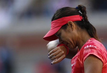 Li Na of China wipes her face during her match against Serena Williams of the U.S. at the U.S. Open tennis championships in New York Septemb Li Na of China wipes her face during her match against Serena Williams of the U.S. at the U.S. Open tennis championships in New York Septemb