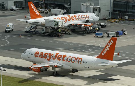 An Easy Jet Airbus A320 aircraft taxis across the tarmac at Manchester Airport at Manchester Airport, northern England June 25, 2013. REUTER An Easy Jet Airbus A320 aircraft taxis across the tarmac at Manchester Airport at Manchester Airport, northern England June 25, 2013. REUTER