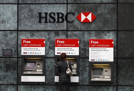 A woman uses a cash point machine at a HSBC bank in the City of London February 28, 2011. REUTERS/Andrew Winning A woman uses a cash point machine at a HSBC bank in the City of London February 28, 2011. REUTERS/Andrew Winning