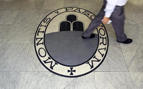 A man walks on a logo of the Monte Dei Paschi Di Siena bank in Rome September 24, 2013. REUTERS/Alessandro Bianchi A man walks on a logo of the Monte Dei Paschi Di Siena bank in Rome September 24, 2013. REUTERS/Alessandro Bianchi