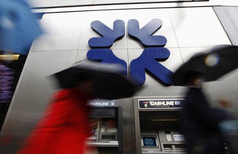 Morning commuters rush past a branch of the Royal Bank of Scotland (RBS) in London November 4, 2011. . REUTERS/Andrew Winning Morning commuters rush past a branch of the Royal Bank of Scotland (RBS) in London November 4, 2011. . REUTERS/Andrew Winning