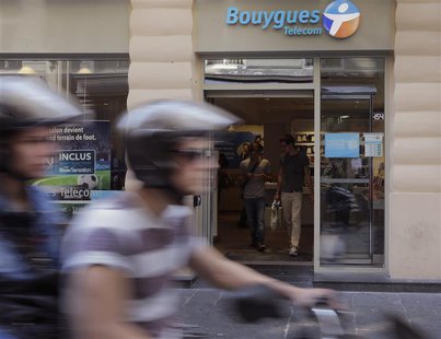 Customers are seen inside a Bouygues Telecom store in Paris August 28, 2013. REUTERS/Jacky Naegelen Customers are seen inside a Bouygues Telecom store in Paris August 28, 2013. REUTERS/Jacky Naegelen