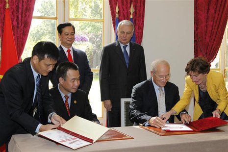 France's Prime Minister Jean-Marc Ayrault (R Rear) and Vietnam's Prime Minister Nguyen Tan Dung (L Rear) attend a protocol agreement signing France's Prime Minister Jean-Marc Ayrault (R Rear) and Vietnam's Prime Minister Nguyen Tan Dung (L Rear) attend a protocol agreement signing