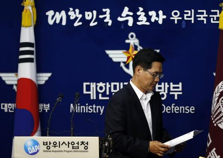 South Korea's Defense Ministry spokesman Kim Min-seok leaves after a briefing at the Defense Ministry in Seoul September 24, 2013. REUTERS/K South Korea's Defense Ministry spokesman Kim Min-seok leaves after a briefing at the Defense Ministry in Seoul September 24, 2013. REUTERS/K