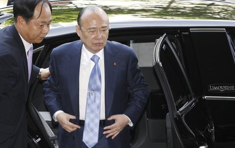 Hanwha Group Chairman Kim Seung-youn (R) arrives at the Seoul Western District Court in Seoul August 16, 2012. REUTERS/Lee Jae-Won Hanwha Group Chairman Kim Seung-youn (R) arrives at the Seoul Western District Court in Seoul August 16, 2012. REUTERS/Lee Jae-Won