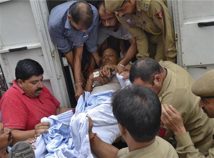 An injured policeman is rushed to a hospital for treatment, in Jammu September 26, 2013. REUTERS/Stringer An injured policeman is rushed to a hospital for treatment, in Jammu September 26, 2013. REUTERS/Stringer