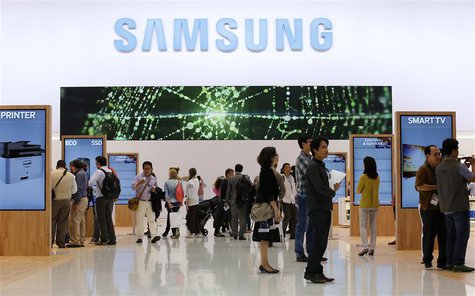 Journalists walk at the Samsung booth during a media preview day at the IFA consumer electronics fair in Berlin, September 5, 2013. REUTERS/ Journalists walk at the Samsung booth during a media preview day at the IFA consumer electronics fair in Berlin, September 5, 2013. REUTERS/